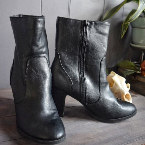 Le Chateau classic heeled Chelsea boots - Picture 1 of 2